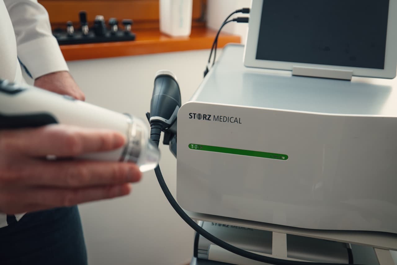 Stoßwellentherapie-Gerät im Behandlungsraum